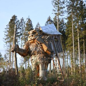 Photo de la sculptures en bois, nommé Valdemar the Walker, surplombant l'Elfy Park
