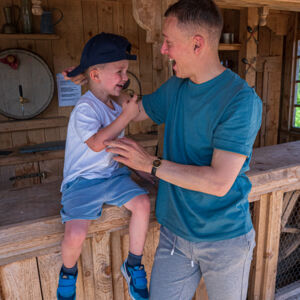 Un père et son enfant dans une des attractions de l'Elfy Park