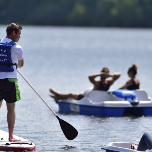 Stand Up Paddle et pédalo sur le lac des Vieilles Forges Stand Up Paddle et pédalo sur le lac des Vieilles Forges
