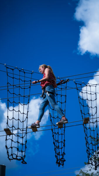 Personne traversant une passerelle du Corsaire Volant