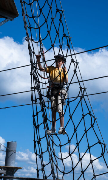 Personne escaladant un des ateliers du Corsaire Volant Personne escaladant un des ateliers du Corsaire Volant
