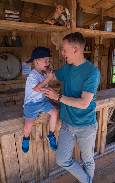 Un père et son enfant dans une des attractions de l'Elfy Park