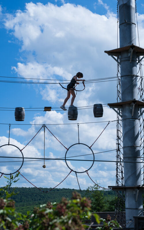 Personne traversant une des passerelles entre les mâts du Corsaire Volant Personne traversant une des passerelles entre les mâts du Corsaire Volant