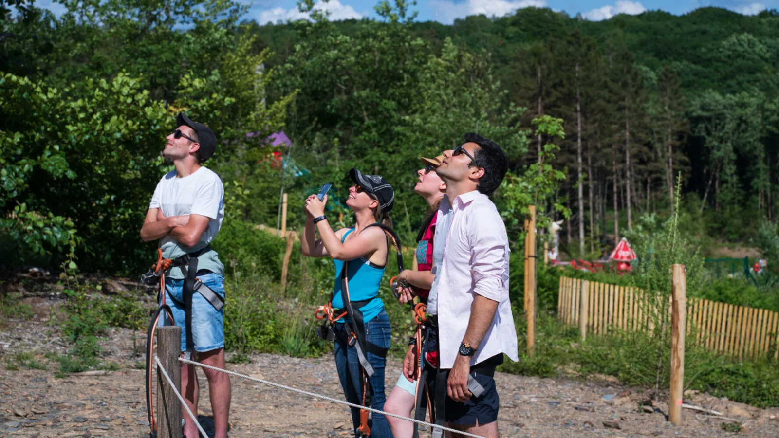Parents et accompagnateurs au bord d'un des parcours de l'accrobranche