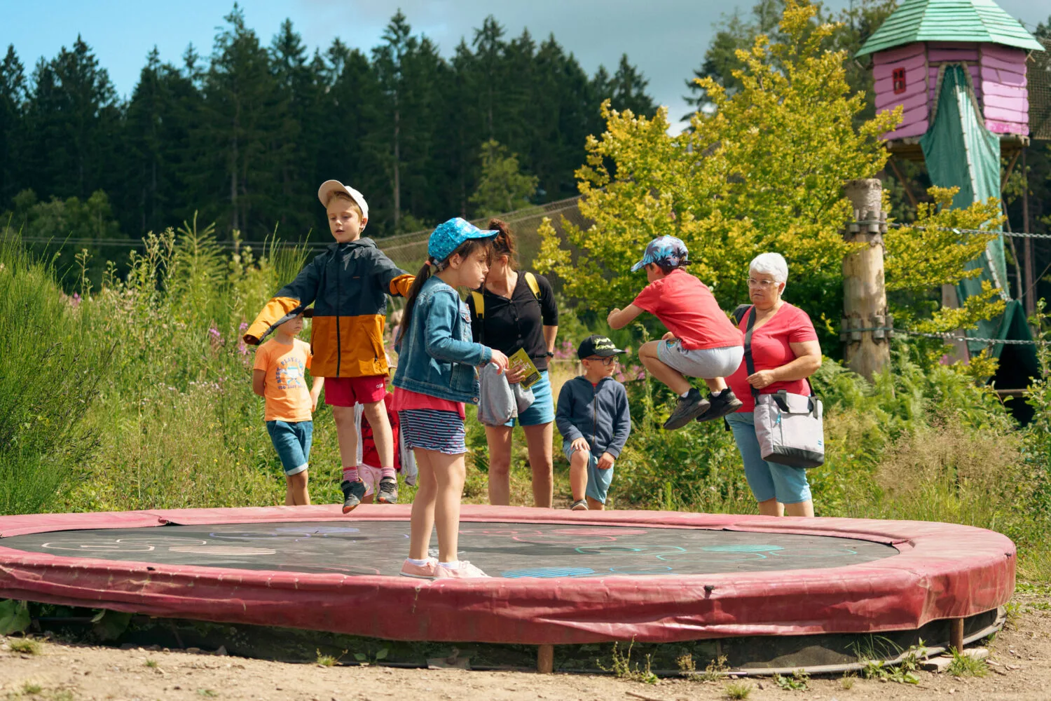 Groupe d'enfants sur trampoline à l'Elfy Park