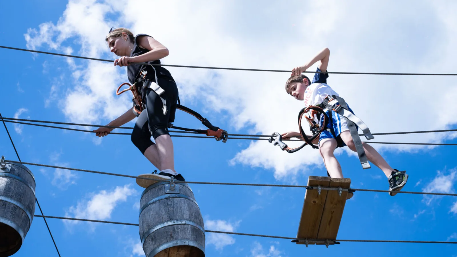 Deux enfants traversant une des passerelles du Corsaire Volant