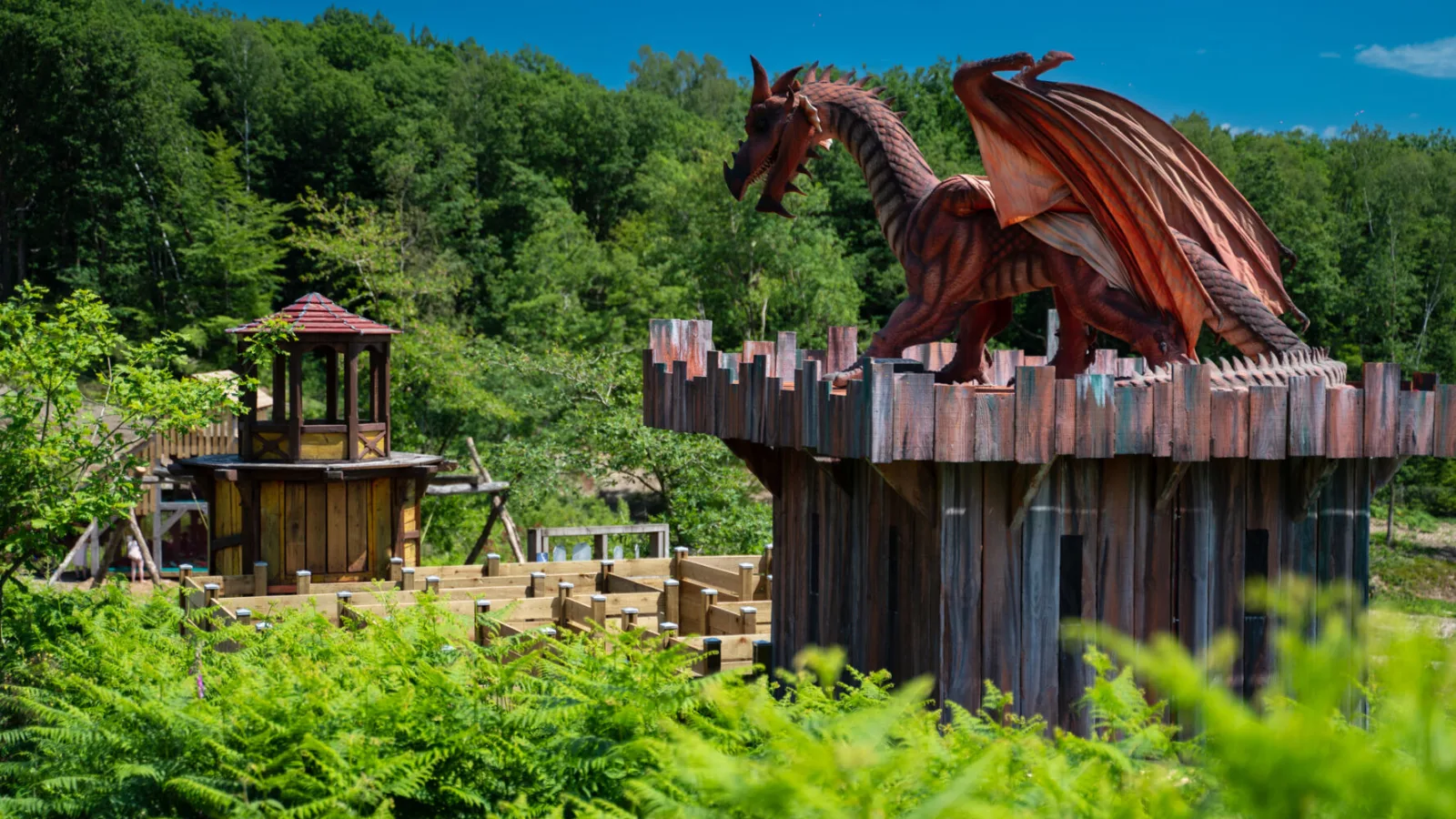 Dragon sur l'une des tours de l'Elfy Park au lac des Vieilles Forges