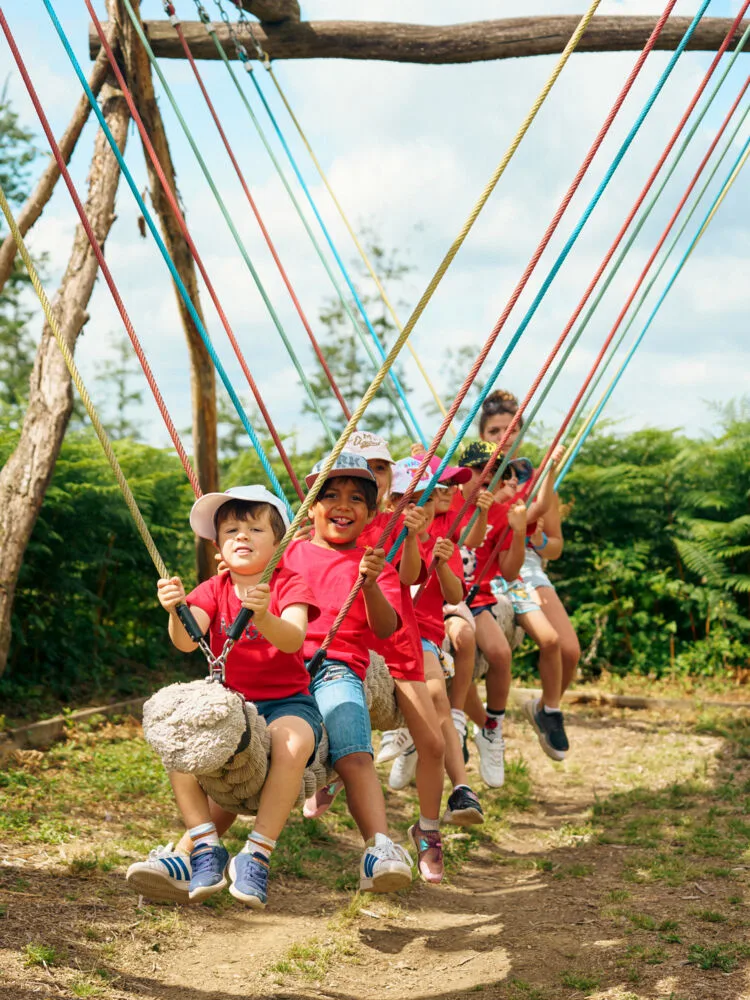 Enfants sur une balançoire géante à l'Elfy Park