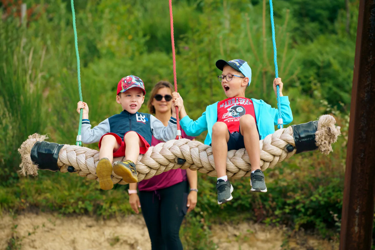 Enfants sur une balançoire géante à l'Elfy Park