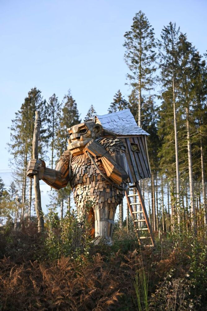 Photo de la sculpture en bois, nommée Valdemar the Walker, surplombant l'Elfy Park
