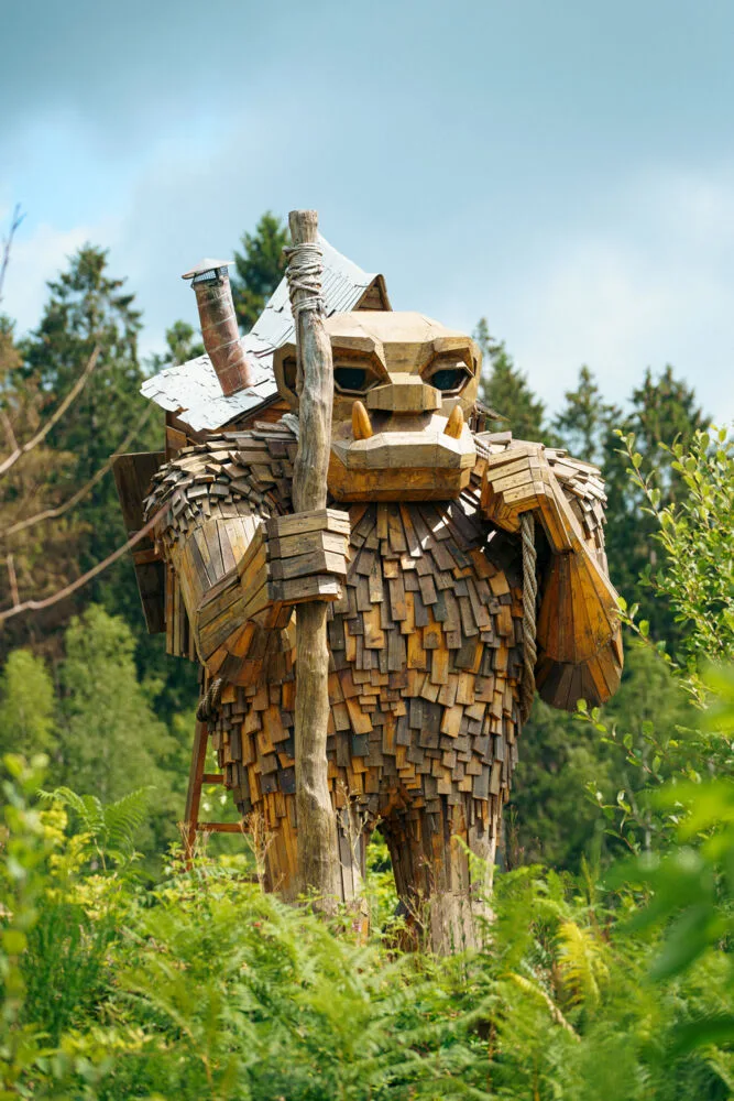 Valdemar le troll voyageur de Thomas Dambo à l'Elfy Park