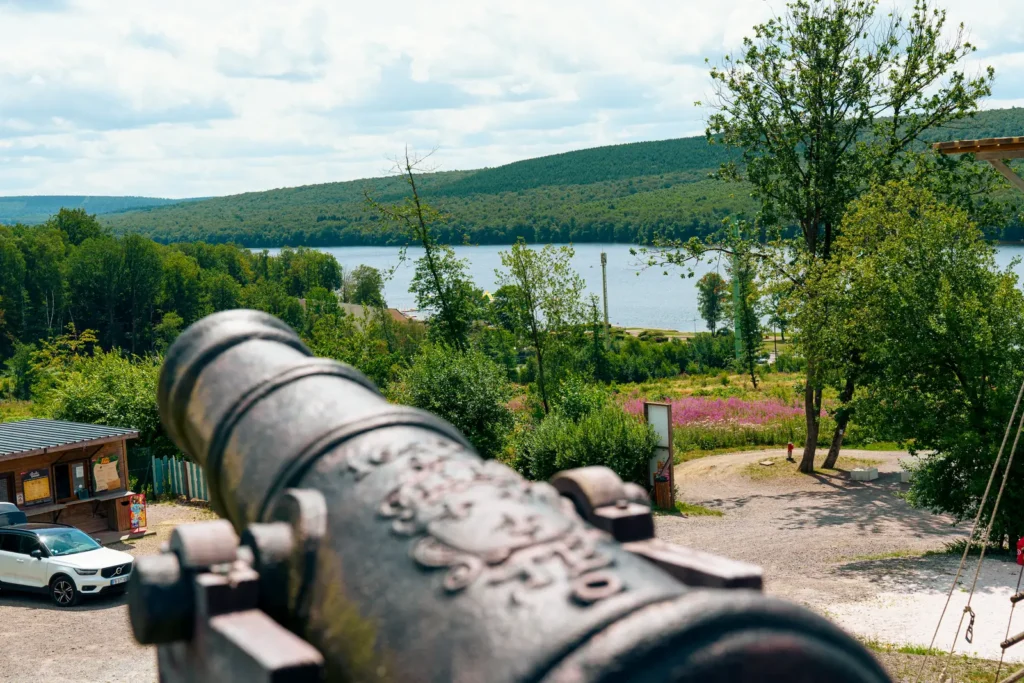 Canon pointé vers le lac des Vieilles-Forges