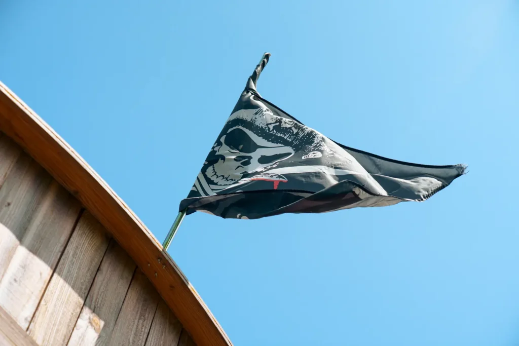 Le drapeau pirate flotte sur le Corsaire Volant