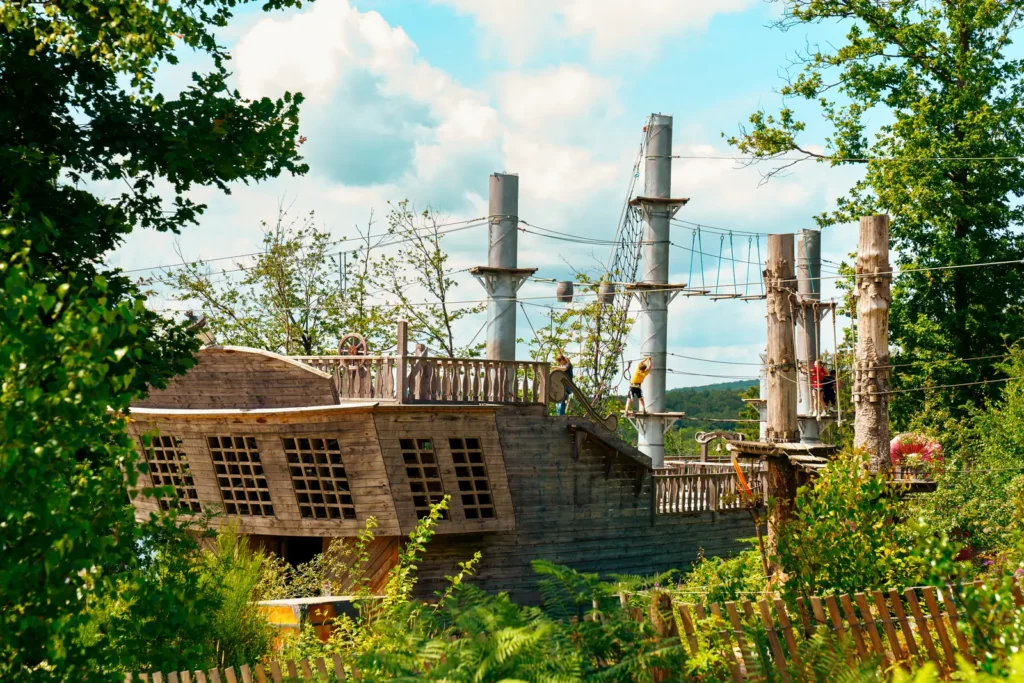 Le galion pirate et ses mâts dans la forêt ardennaise