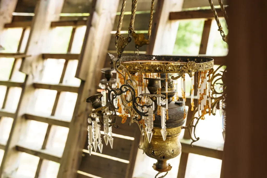 Lustre et filets dans la cabine du galion