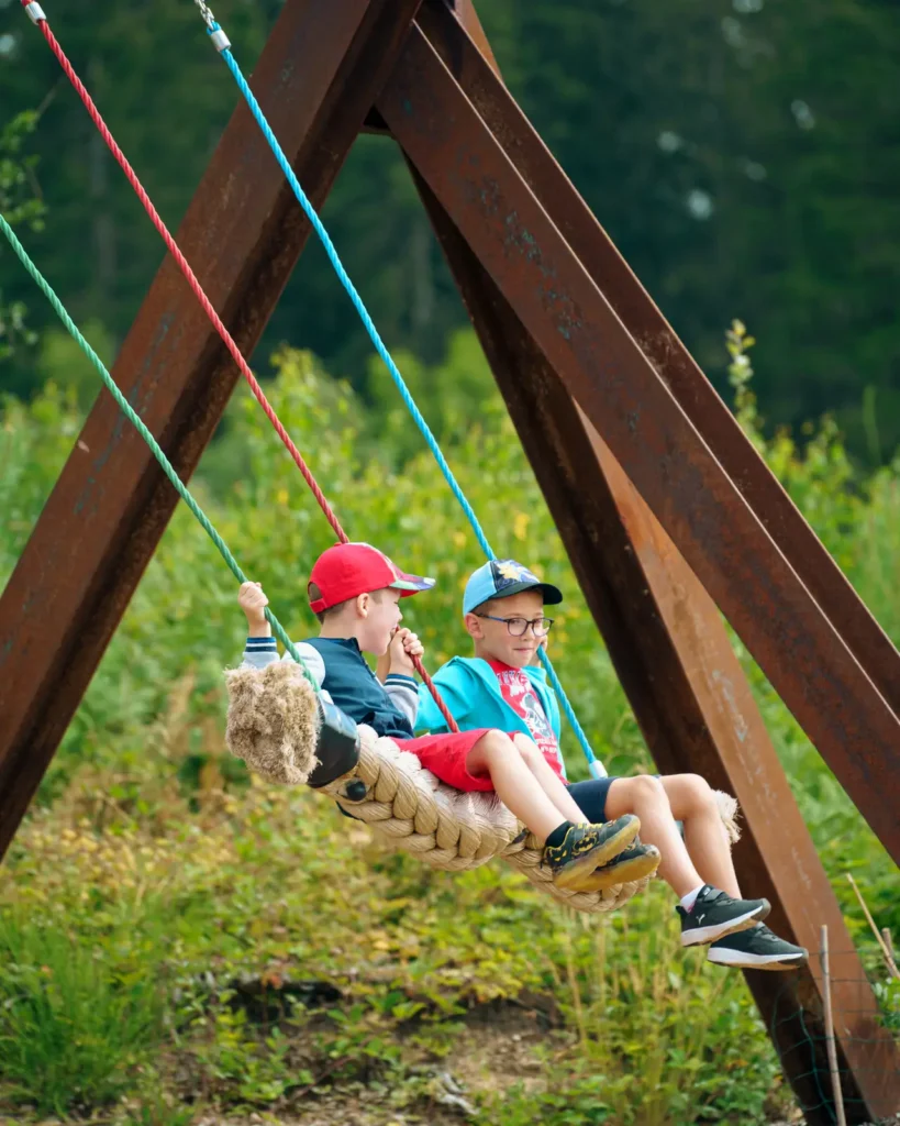 Twee kinderen op een schommel in Elfy Park
