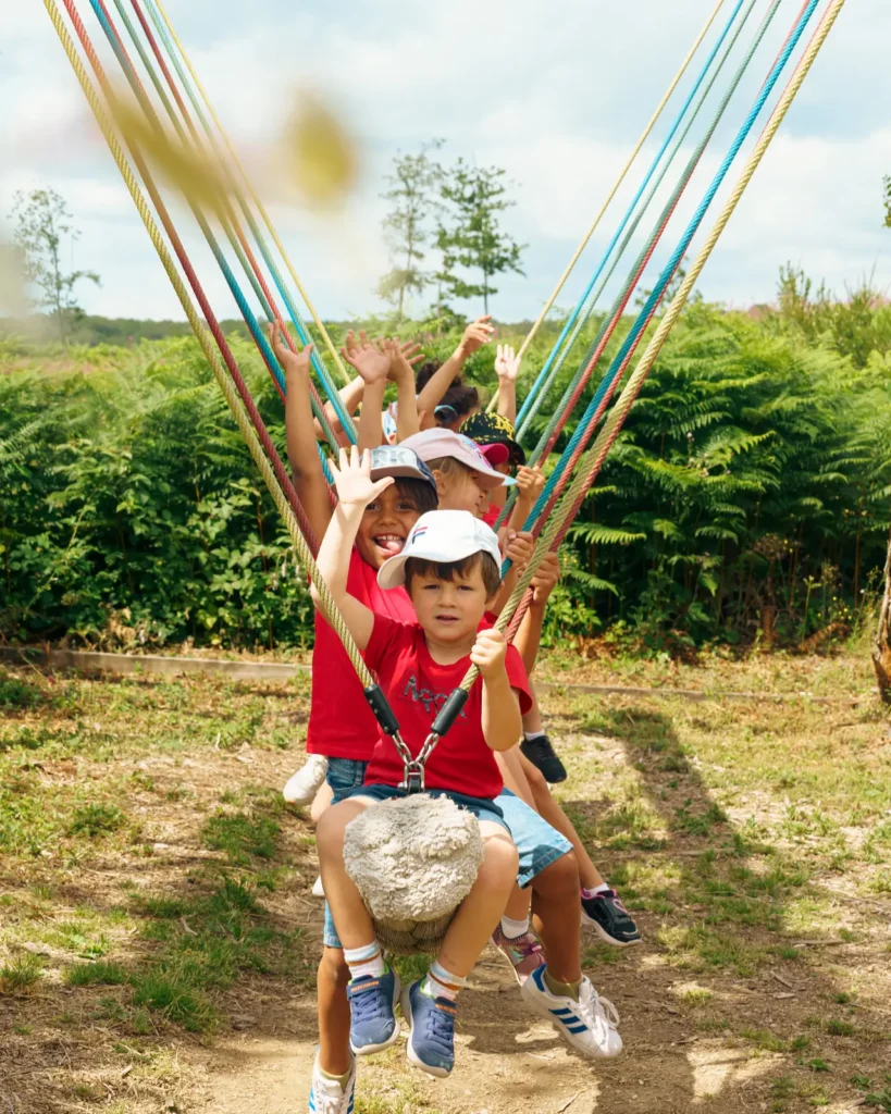 Kinderen hoog in de lucht op de reuzenschommel