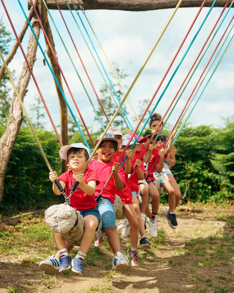 Groep kinderen op de reuzenschommel
