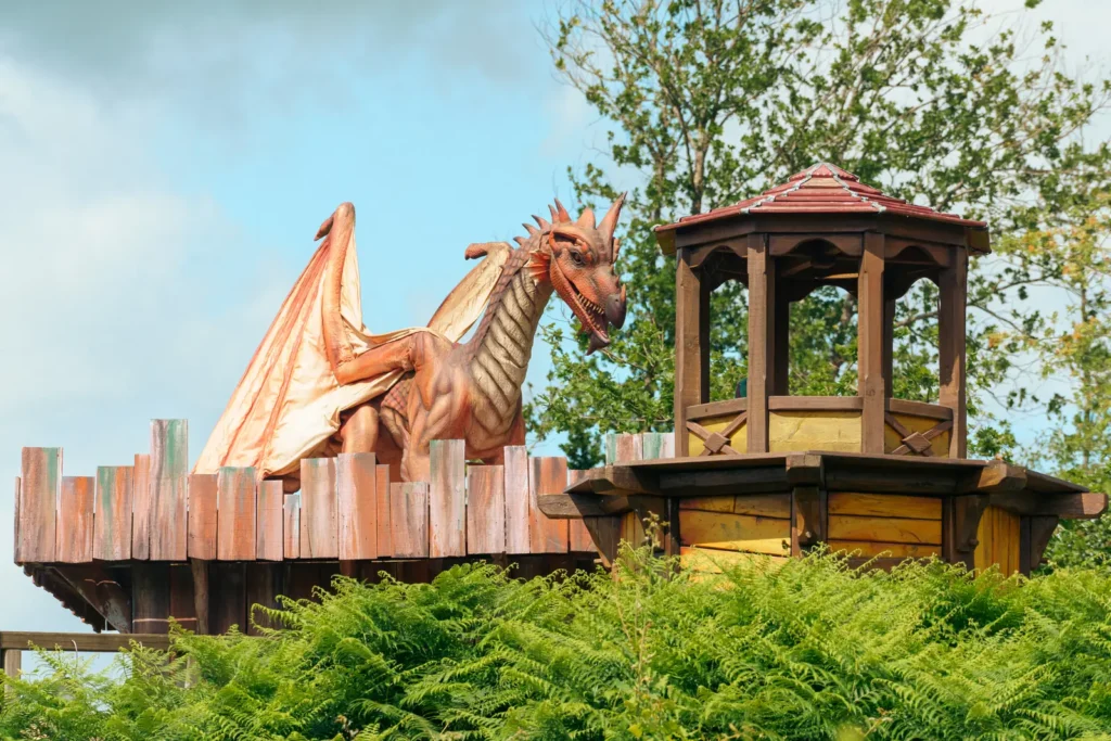De draak en zijn toren in Elfy Park