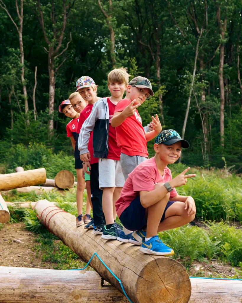 Evenwicht bewaren op de boomstammen