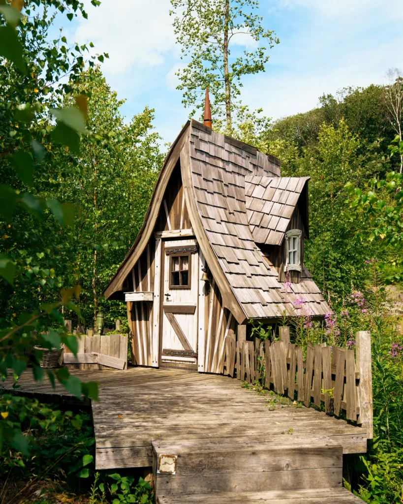 Het scheve huisje en zijn houten loopbrug