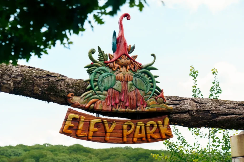 Het bord van Elfy Park bij de ingang