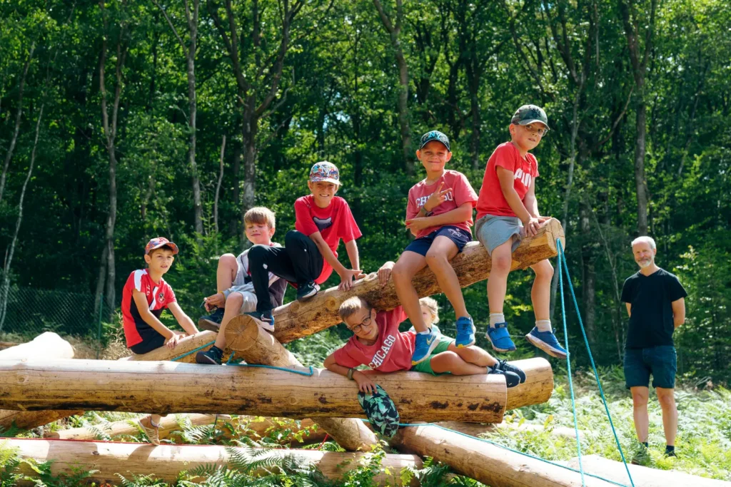 Kinderen op het boomstammenparcours