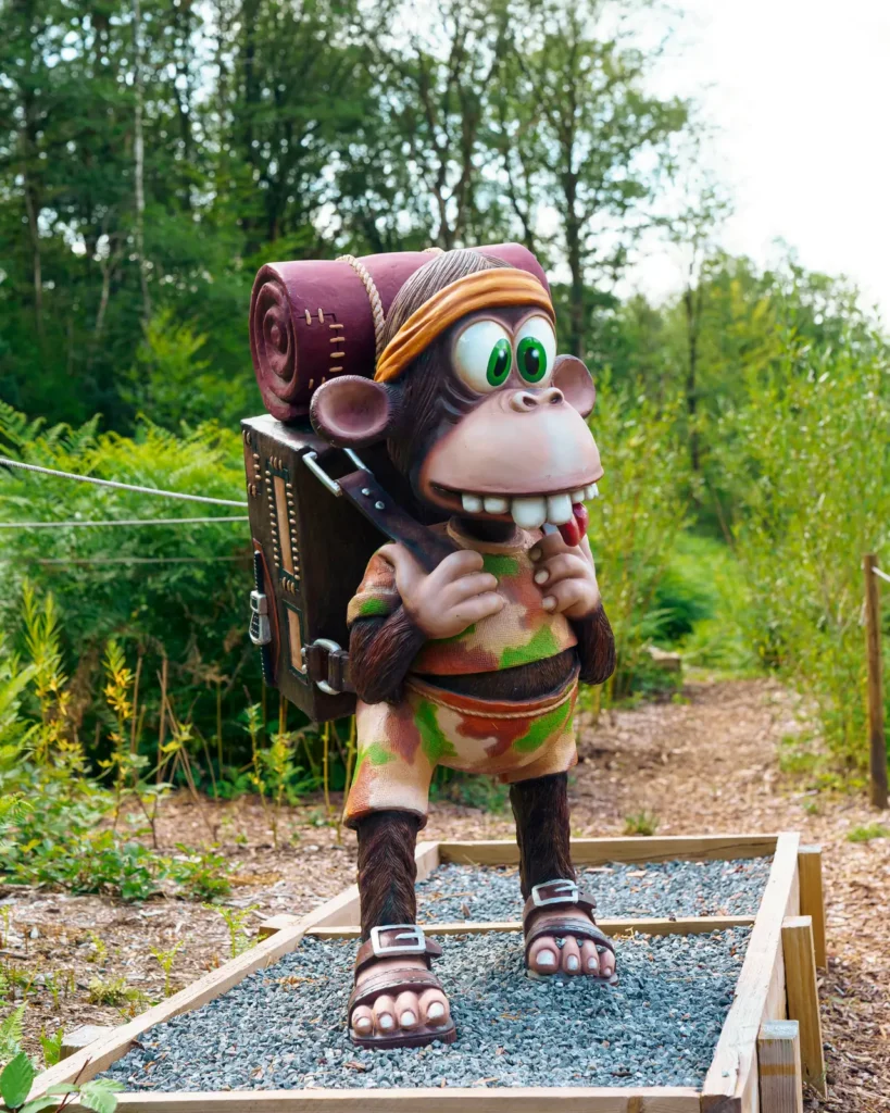 Het beeld van de avonturiersaap in Elfy Park