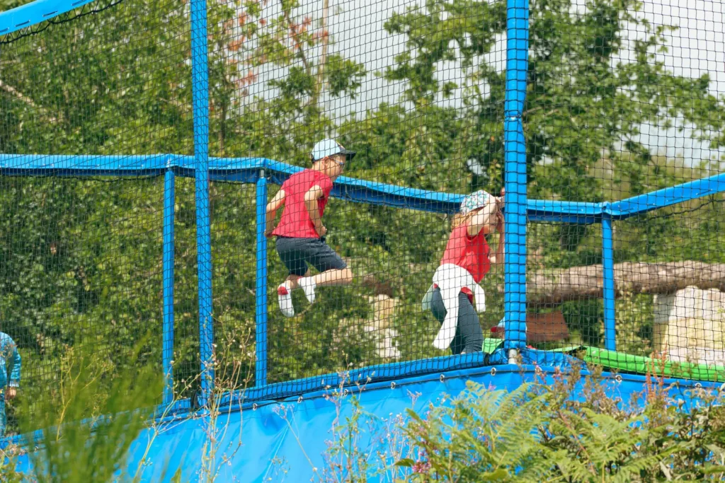 Kinderen op de trampolines met net
