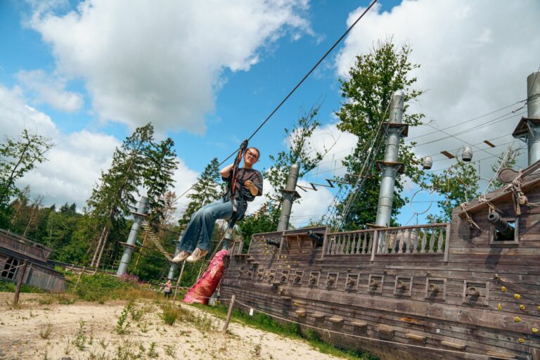 Tyrolienne devant le galion du Corsaire Volant, accrobranche des Ardennes