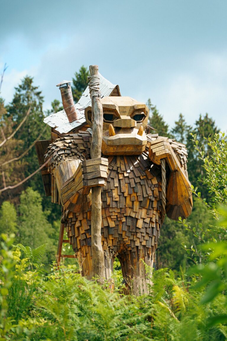 Valdemar the Walker, troll géant de Thomas Dambo à Elfy Park