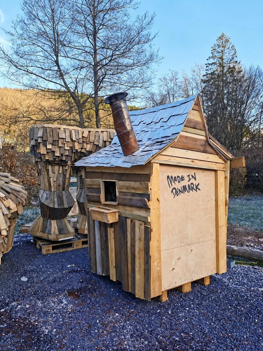 Het huisje van Valdemar met de tekst Made in Denmark, gebouwd in de werkplaats van Thomas Dambo